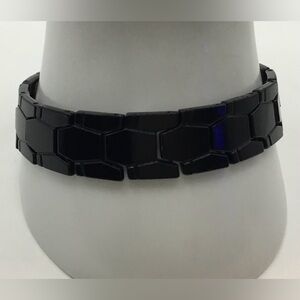 BLACK UNISEX TIRE TREAD TYPE PATTERN SNAP BAND BRACELET